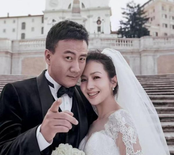 东方配资 舞台光芒盖过标签，26年婚姻稳如磐石，卢芳如何赢得掌声？